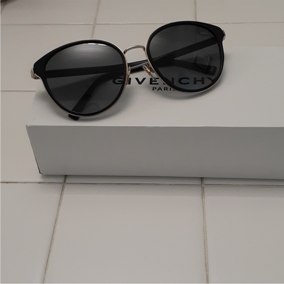 🔥FALL SALE🔥 Authentic Givenchy Women's Sunglasses in Elegant Black NIB - Picture 1 of 6